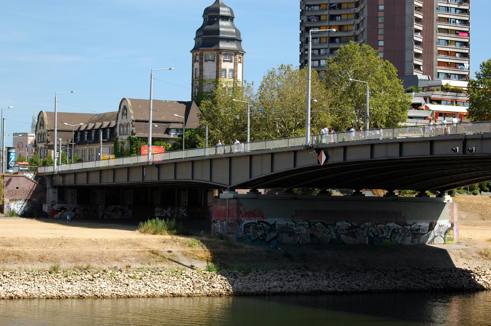 Kurpfalzbrücke über den Neckar, die Verbindungsachse zur Neckarstadt