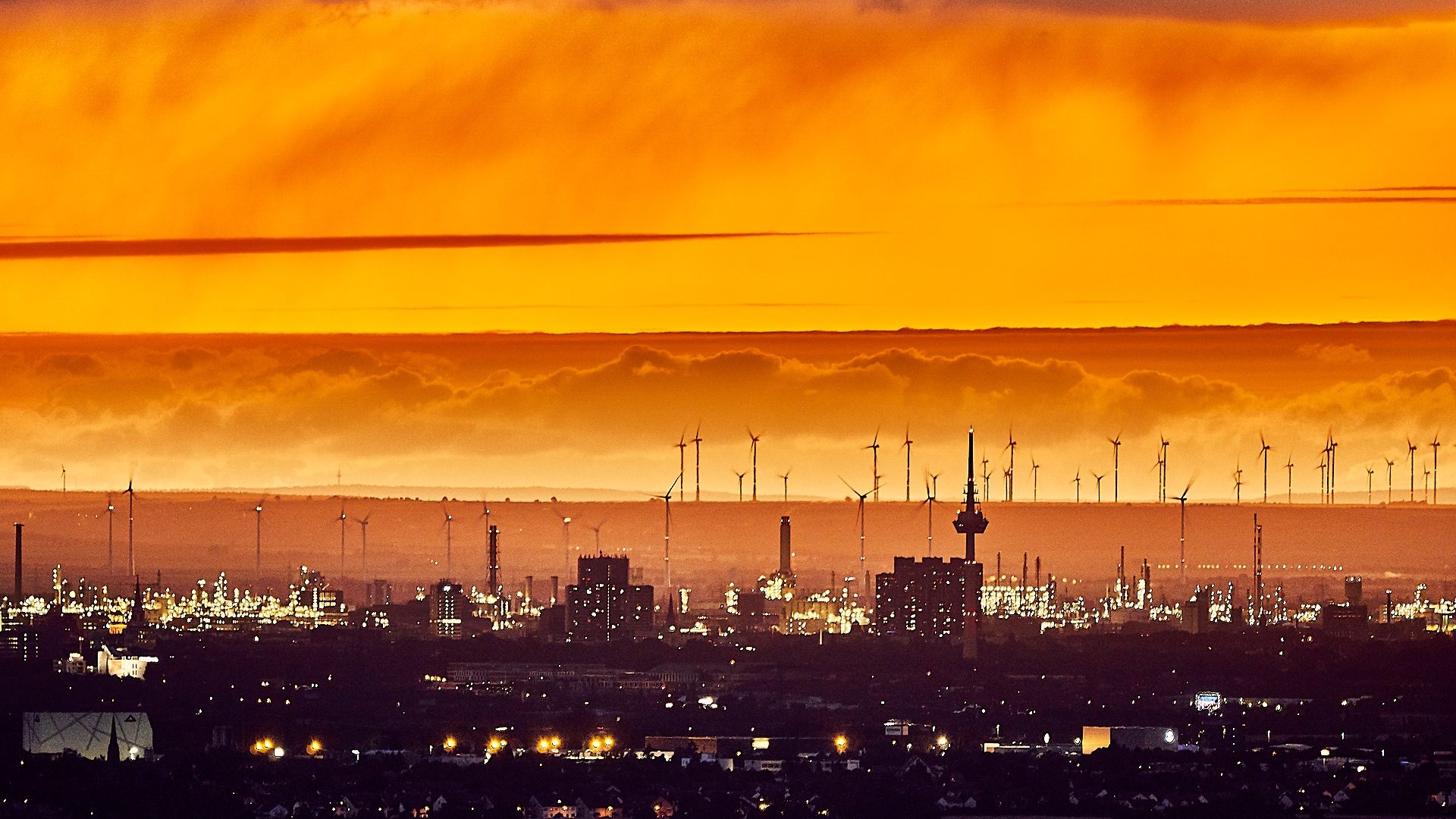 Skyline von Mannheim mit Fernmeldeturm bei Dämmerung